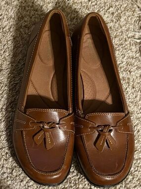Women’s Clarks Size 10 Dark Tan Leather Tassel Loafers - Slip-On Comfort